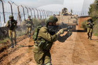 EXKLUSIV - Israelische Soldaten patrouillieren an der libanesischen Grenze