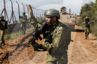 EXKLUSIV - Israelische Soldaten patrouillieren an der libanesischen Grenze