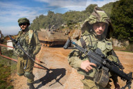 EXKLUSIV - Israelische Soldaten patrouillieren an der libanesischen Grenze
