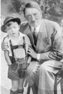 EXKLUSIV - Rare Aufnahmen zeigen Adolf Hitler als sonniges Gemüt in seiner Heimat