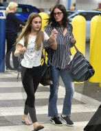 PEOPLE - Courtney Cox mit ihrer Tochter Coco am Flughafen von Miami
