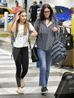 PEOPLE - Courtney Cox mit ihrer Tochter Coco am Flughafen von Miami