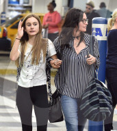 PEOPLE - Courtney Cox mit ihrer Tochter Coco am Flughafen von Miami