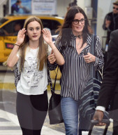 PEOPLE - Courtney Cox mit ihrer Tochter Coco am Flughafen von Miami