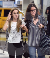 PEOPLE - Courtney Cox mit ihrer Tochter Coco am Flughafen von Miami