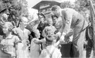 EXKLUSIV - Rare Aufnahmen zeigen Adolf Hitler als sonniges Gemüt in seiner Heimat
