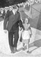 EXKLUSIV - Rare Aufnahmen zeigen Adolf Hitler als sonniges Gemüt in seiner Heimat
