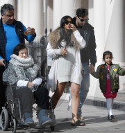 EXKLUSIV - Cesc Fabregas mit seiner hochschwangeren Frau und Kind und seiner Mutter unterwegs