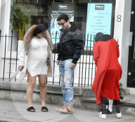 EXKLUSIV - Cesc Fabregas mit seiner hochschwangeren Frau und Kind und seiner Mutter unterwegs