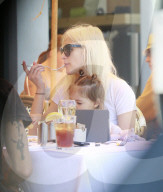 PEOPLE - Ashlee Simpson's kleine Tochter amüsiert sich prächtig beim Essen