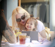 PEOPLE - Ashlee Simpson's kleine Tochter amüsiert sich prächtig beim Essen