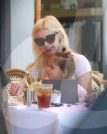 PEOPLE - Ashlee Simpson's kleine Tochter amüsiert sich prächtig beim Essen