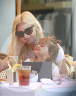 PEOPLE - Ashlee Simpson's kleine Tochter amüsiert sich prächtig beim Essen