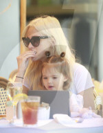 PEOPLE - Ashlee Simpson's kleine Tochter amüsiert sich prächtig beim Essen