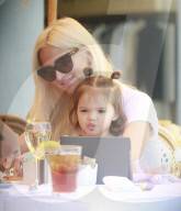 PEOPLE - Ashlee Simpson's kleine Tochter amüsiert sich prächtig beim Essen