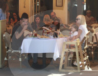 PEOPLE - Ashlee Simpson's kleine Tochter amüsiert sich prächtig beim Essen
