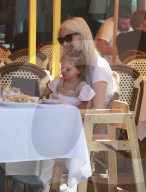 PEOPLE - Ashlee Simpson's kleine Tochter amüsiert sich prächtig beim Essen