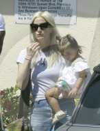 PEOPLE - Ashlee Simpson's kleine Tochter amüsiert sich prächtig beim Essen