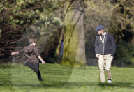 EXKLUSIV - David Beckham tollt mit Hund und Sohn Cruz im Hyde Park herum