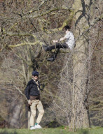 EXKLUSIV - David Beckham tollt mit Hund und Sohn Cruz im Hyde Park herum