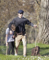 EXKLUSIV - David Beckham tollt mit Hund und Sohn Cruz im Hyde Park herum