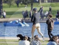 EXKLUSIV - David Beckham tollt mit Hund und Sohn Cruz im Hyde Park herum