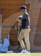 EXKLUSIV - David Beckham tollt mit Hund und Sohn Cruz im Hyde Park herum