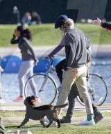 EXKLUSIV - David Beckham tollt mit Hund und Sohn Cruz im Hyde Park herum