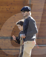 EXKLUSIV - David Beckham tollt mit Hund und Sohn Cruz im Hyde Park herum