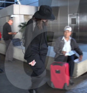 PEOPLE - Lorde gibt sich bedeckt bei ihrer Landung in LA