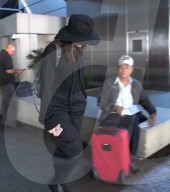 PEOPLE - Lorde gibt sich bedeckt bei ihrer Landung in LA
