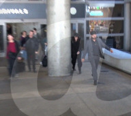 PEOPLE - Lorde gibt sich bedeckt bei ihrer Landung in LA