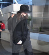 PEOPLE - Lorde gibt sich bedeckt bei ihrer Landung in LA
