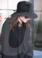 PEOPLE - Lorde gibt sich bedeckt bei ihrer Landung in LA