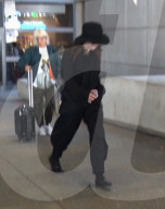 PEOPLE - Lorde gibt sich bedeckt bei ihrer Landung in LA