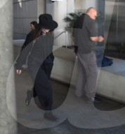 PEOPLE - Lorde gibt sich bedeckt bei ihrer Landung in LA
