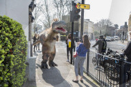 FEATURE - Die Dinosaurier haben London überrannt