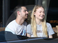 PEOPLE - Zwei Turteltäubchen: Sofia Turner und Joe Jonas