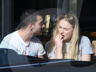 PEOPLE - Zwei Turteltäubchen: Sofia Turner und Joe Jonas