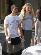 PEOPLE - Zwei Turteltäubchen: Sofia Turner und Joe Jonas