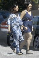 PEOPLE - Hippie-Style: Mila Kunis geht an eine Baby Shower