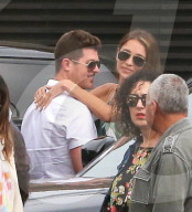 PEOPLE - Küssen beim Warten: Robin Thicke und April Love vor dem Nobu