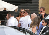 PEOPLE - Küssen beim Warten: Robin Thicke und April Love vor dem Nobu