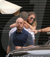 PEOPLE - Küssen beim Warten: Robin Thicke und April Love vor dem Nobu