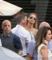 PEOPLE - Küssen beim Warten: Robin Thicke und April Love vor dem Nobu