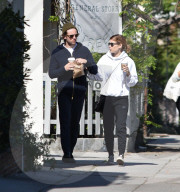 PEOPLE - Kate Mara und Jamie Bell mit Hunden und Kaffee unterwegs