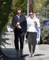 PEOPLE - Kate Mara und Jamie Bell mit Hunden und Kaffee unterwegs
