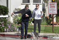 PEOPLE - Kate Mara und Jamie Bell mit Hunden und Kaffee unterwegs