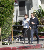 PEOPLE - Kate Mara und Jamie Bell mit Hunden und Kaffee unterwegs