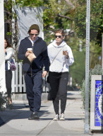 PEOPLE - Kate Mara und Jamie Bell mit Hunden und Kaffee unterwegs